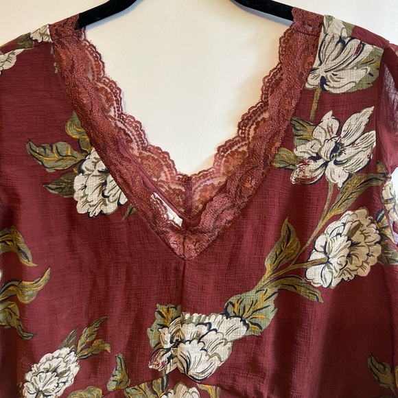 MAURICES Burgundy Floral Lace Trim V-Neck Blouse Flutter Cap Sleeves size 2x - Picture 3 of 6